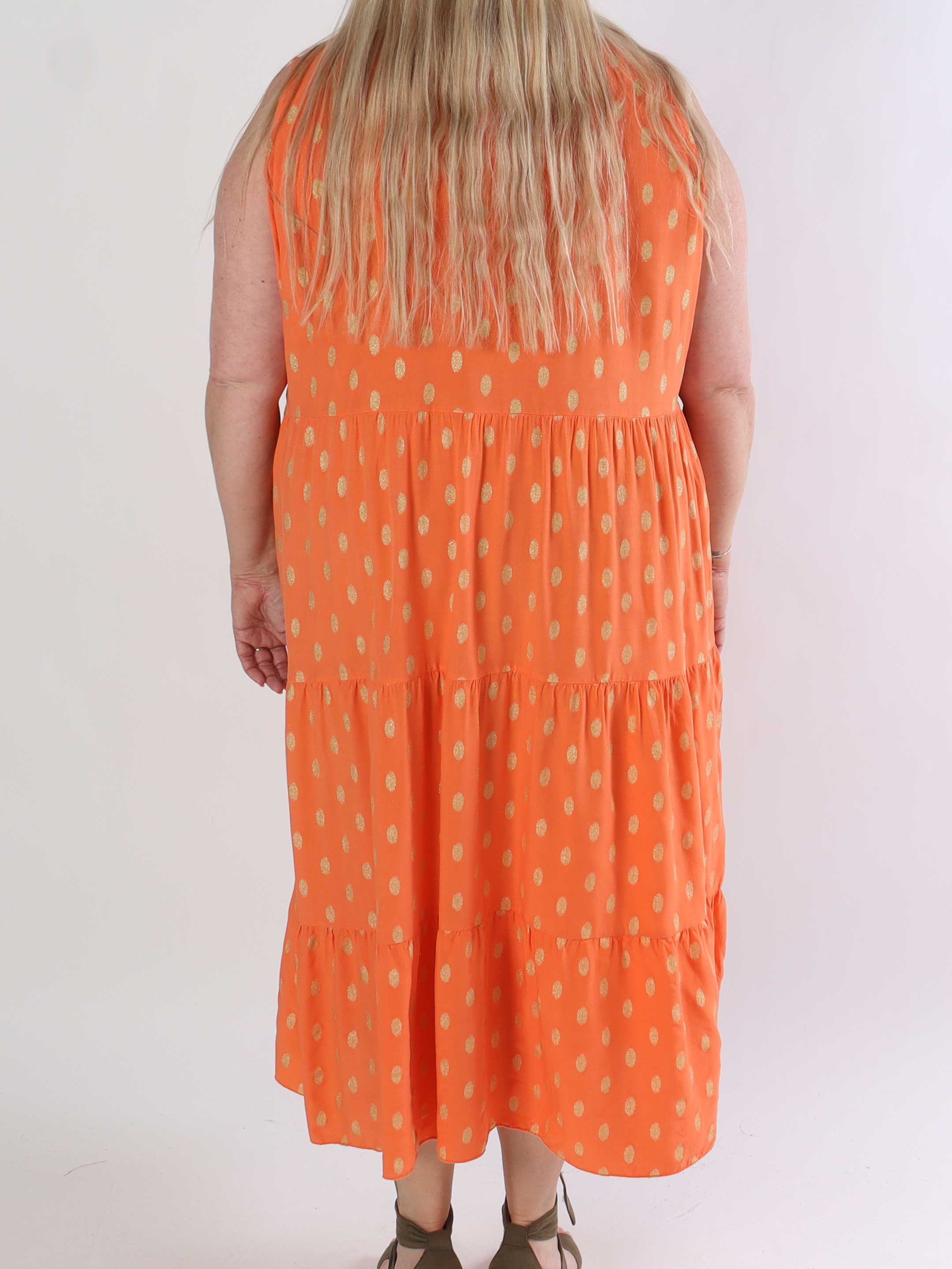 Dotti Gold Sleeveless - Plus size kjole med lag på lag look i viskose